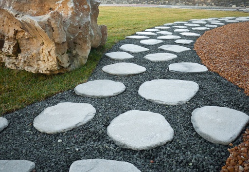 [S02464381] AG81 Gneis šľapák, priemer 30-40 cm, hrúbka 2-4 cm, svetlo-šedá